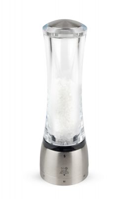 Transparente Peugeot Salzmühle mit Edelstahlfuß, gefüllt mit grobem Salz. Küchenaccessoire für Feinschmecker.